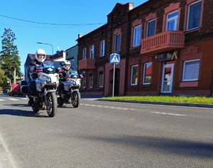 Policjanci na motocyklach.