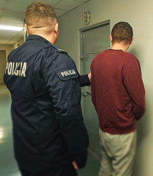 Zatrzymany, poszukiwany mężczyzna i policjant.