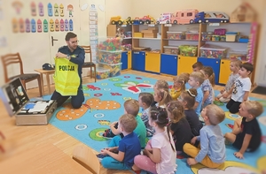 Policjanci z wizytą u przedszkolaków.