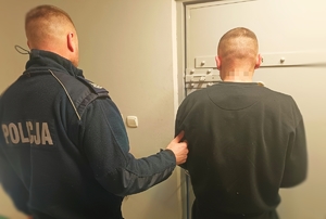 Policjant z zatrzymanym mężczyzną.