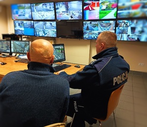 Policjant z pracownikiem monitoringu.