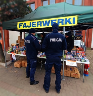 Policjanci kontrolujący punkt sprzedaży wyrobów pirotechnicznych.