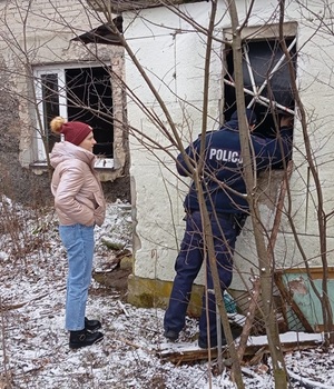 dzielnicowi i pracownicy socjalni sprawdzają miejsca przebywania bezdomnych