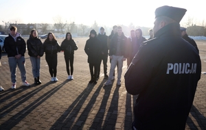 Akcja Pierwsza zima za kierownicą, uczestnicy szkolenia i policjant.