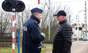 Policjant rozmawiający z uczestnikiem ruchu.