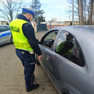 &quot;Łapki” na kierownicę – chwila nieuwagi może kosztować życie