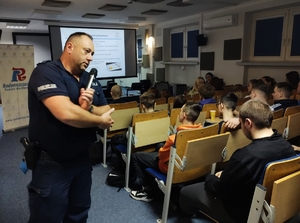 Policjanci o cyberprzestępczości i bezpieczeństwie w sieci.