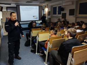 Policjanci o cyberprzestępczości i bezpieczeństwie w sieci.