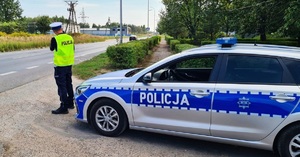 Policjant i radiowóz.