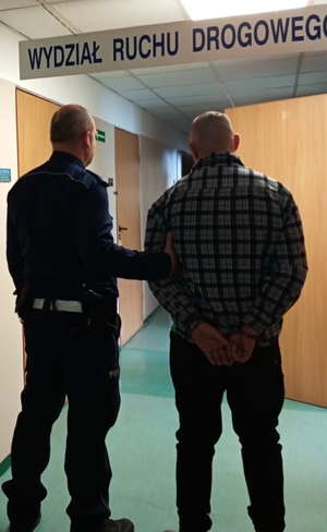 Policjant i zatrzymany mężczyzna.