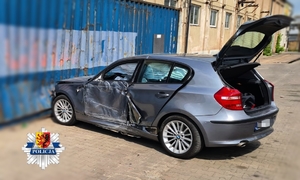Uszkodzony pojazd BMW.
