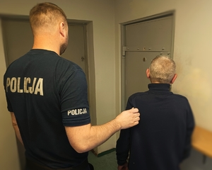 Policjant i osoba zatrzymana.