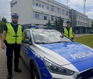 Policjanci i radiowóz.