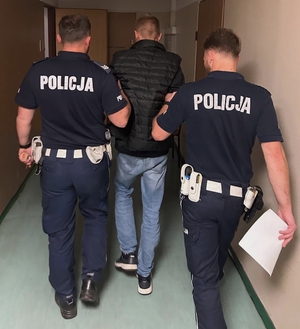 Policjanci i zatrzymany mężczyzna.
