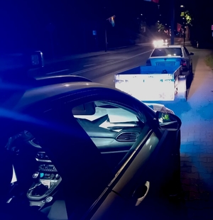Zatrzymany pojazd i radiowóz.