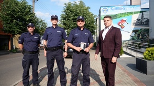 Policjanci, burmistrz i mieszkańcy.