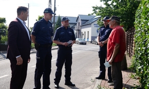 Policjanci, burmistrz i mieszkańcy.