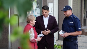 Policjanci, burmistrz i mieszkańcy.