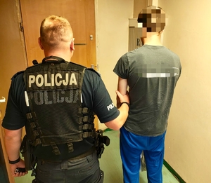 Policjant i zatrzymana osoba.
