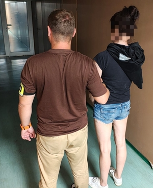 Policjant i zatrzymana osoba.