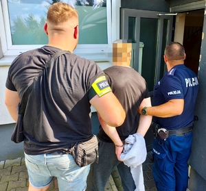 Policjant i zatrzymana osoba.
