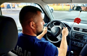 Policyjne ćwiczenia za kierownicą.