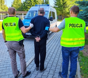 Policjanci i zatrzymany mężczyzna.