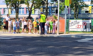 Bezpieczna droga do szkoły – policjanci edukują najmłodszych.