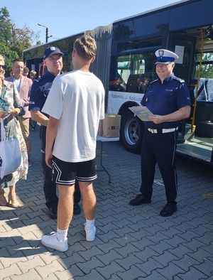 Policjanci konkurs przeprowadzają  w ruchu drogowym