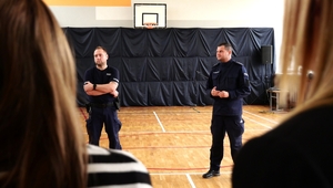 Policjanci szkolą pracowników socjalnych.