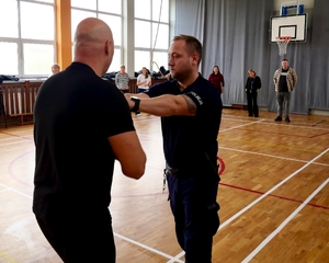 Policjanci szkolą pracowników socjalnych.
