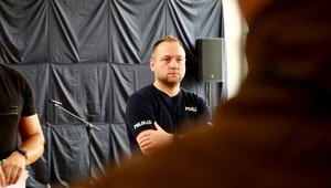 Policjanci szkolą pracowników socjalnych.