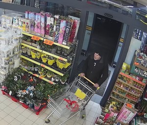 Poszukiwany sprawca kradzieży sklepowej.