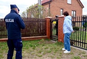 Dzielnicowy w trosce o bezpieczeństwo ludzi i zwierząt.