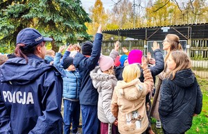 Podzielili się dobrem – pomoc dla zwierząt od uczniów i policjantów.