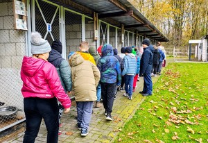 Podzielili się dobrem – pomoc dla zwierząt od uczniów i policjantów.