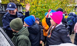 Podzielili się dobrem – pomoc dla zwierząt od uczniów i policjantów.