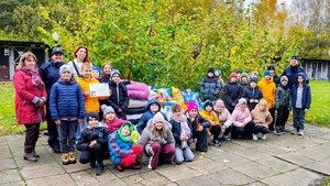 Podzielili się dobrem – pomoc dla zwierząt od uczniów i policjantów.
