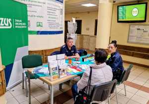 POLICJANCI Z RADOMSKA O BEZPIECZEŃSTWIE SENIORÓW.