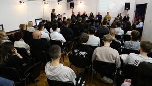 Debata społeczna z udziałem młodzieży.