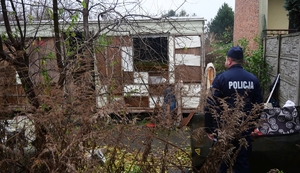 Policjanci sprawdzają miejsca przebywania osób w kryzysie bezdomności.