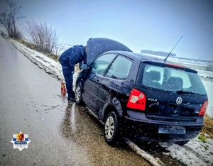 Płomienie pod pokrywą silnika. Dzielnicowi zareagowali natychmiast.