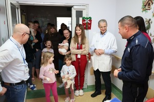 Niebieski Mikołaj niesie radość.