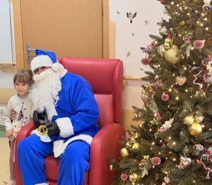 Niebieski Mikołaj niesie radość.