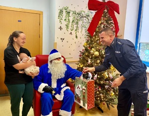 Niebieski Mikołaj niesie radość.