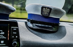 Policyjna czapka.