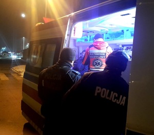 Policjanci, ratownik medyczny i osoba znajdująca się w kryzysie emocjonalnym.