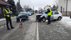 Policjanci wykonują oględziny pojazdów przy zdarzeniu drogowym
