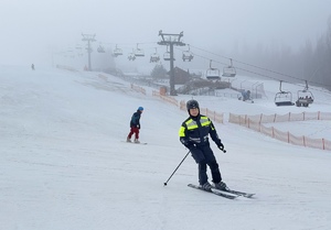 Sezon narciarski na Górze Kamieńsk rozpoczęty. Policjanci gotowi do służby.