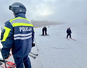 Sezon narciarski na Górze Kamieńsk rozpoczęty. Policjanci gotowi do służby.